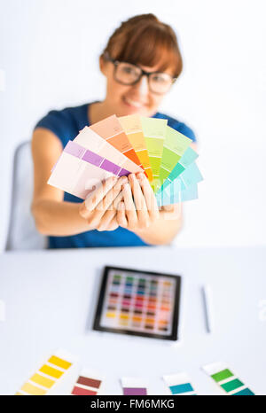 Frau zeigt Pantone Farbmuster Stockfoto