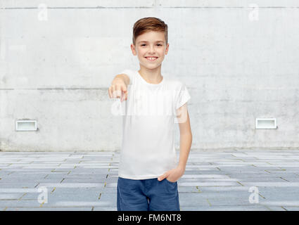 fröhlicher Junge im weißen T-shirt Zeigefinger auf Sie Stockfoto