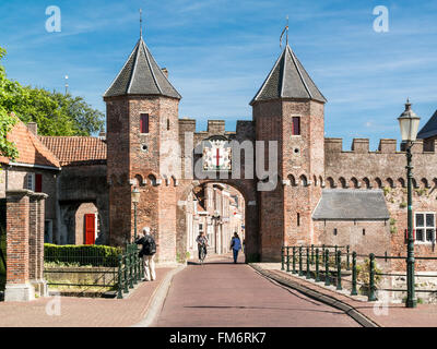 Mittelalterliche Festung Wand Stadttor Koppeltor in die Stadt Amersfoort, Niederlande Stockfoto