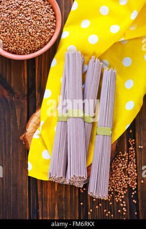 Rohe Soba-Nudeln auf dem Holztisch Stockfoto