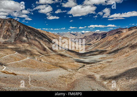 Karakorum und Straße im Tal, Ladakh, Indien Stockfoto