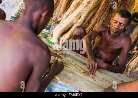 Madagaskar, Region Menabe, massiv von Bemaraha, Männer Domino spielen Stockfoto