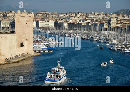 Bouches-du-Rhône, Frankreich, Marseille, Alter Hafen, Boot vorbei mit der Marina im Hintergrund vor der Festung Saint-Jean Stockfoto