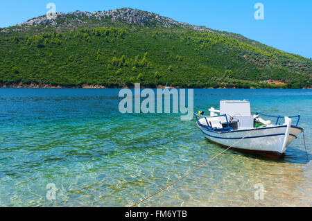 Ein Fischerboot, verankert in einer kleinen Bucht Stockfoto
