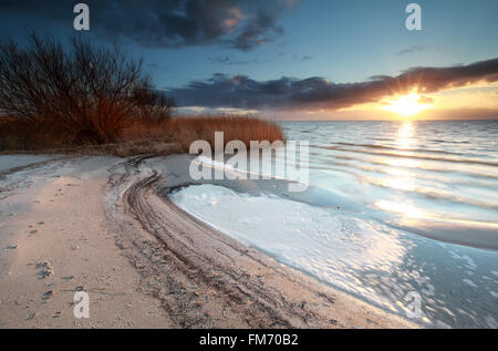 Sonnenschein über Strand am See Ijsselmeer, Niederlande Stockfoto