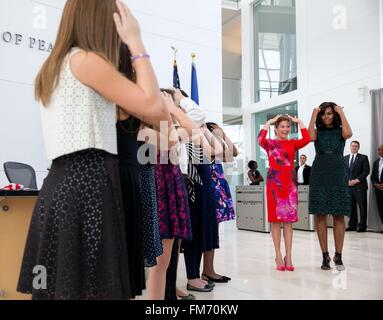 U.S. First Lady Michelle Obama und kanadischen First Lady Sophie Gregoire Trudeau anhören Schüler singen während ein Programm bei dem United States Institute of Peace 10. März 2016 in Washington, DC. Dies ist der erste Staatsbesuch eines kanadischen Premierministers in 20 Jahren. Stockfoto