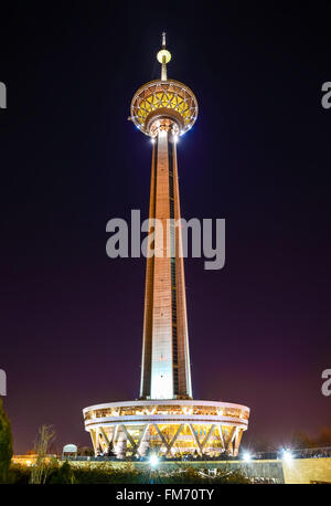 Nachtansicht der Milad Tower in Teheran Stockfoto