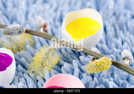 Glücklich bunte Osterdekoration und Frühlingsblumen Stockfoto