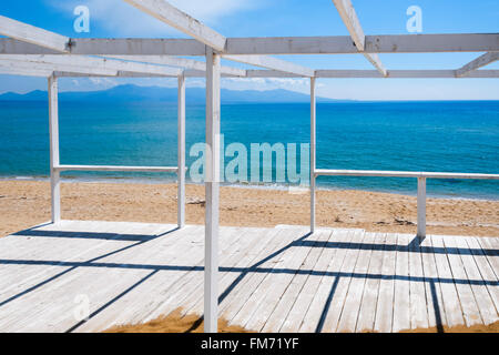 Holzdeck auf dem Strand mit Blick auf das Meer Stockfoto