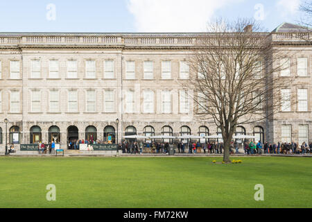 Touristen-Leute Schlangestehen vor der alten Bibliothek, Trinity College, Dublin, The Book of Kells zu besuchen Stockfoto