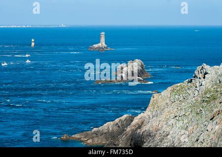 Frankreich, Finistere, Plogoff, Iroise, Sizun Cape, Grand Site de France Raz Cape, Phare de la Vieille Leuchtturm und Tourelle de la Plate, die Fischer im Raz de Sein, Ile de Sein im Hintergrund Stockfoto