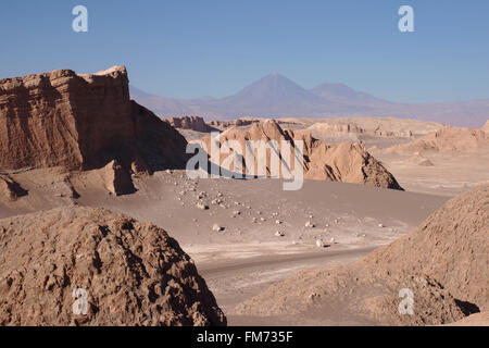 Valle De La Luna, Faltung des Evaporites und Mudstones durch Salz Tektonik, Atacama-Wüste, Licancabur Vulkan in den Rücken, Chile Stockfoto