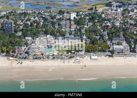 Frankreich, Loire-Atlantique, La Baule, Benoit Strand, Royal Hotel und Casino (Luftbild) Stockfoto