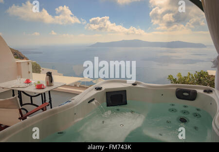 Blick vom Whirlpool auf dem Balkon mit Blick auf das Ägäische Meer auf Santorini Stockfoto