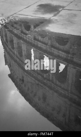 Das Kolosseum spiegelt sich in einer Pfütze, Rom, Italien Stockfoto