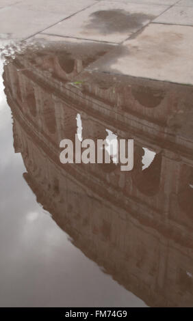Das Kolosseum spiegelt sich in einer Pfütze, Rom, Italien Stockfoto