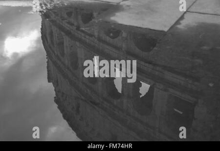 Das Kolosseum spiegelt sich in einer Pfütze, Rom, Italien Stockfoto