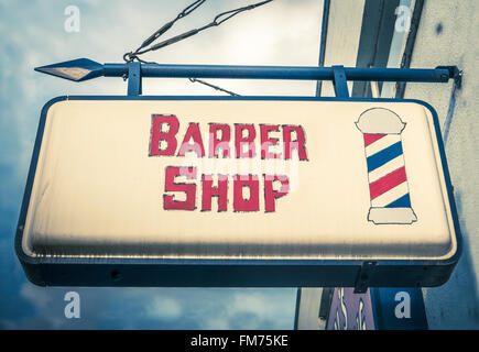 Rote und weiße Vintage Barber Shop anmelden Stockfoto