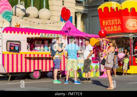 Spanien, Katalonien, Barcelona, Sants-Montjuïc, Avinguda De La Reina Maria Cristina, Kirmes Stockfoto