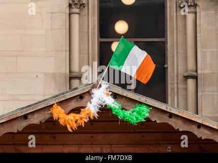 Manchester, Albert Square, 10. März 2016. Eine kleine irische Flagge sitzt auf einem Stand inmitten des Marktplatzes. Bildnachweis: Paul MacCrimmon/Alamy Live-Nachrichten Stockfoto