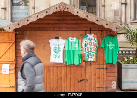 Manchester, Albert Square, 10. März 2016. Irische Erinnerungsstücken ziert eine Hütte, wie Zuschauer den Stall Credit durchgehen: © Paul MacCrimmon/Alamy Live News Stockfoto