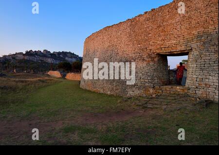 Simbabwe, Masvingo Province, die Ruinen der archäologischen Stätte von Great Zimbabwe, UNESCO-Weltkulturerbe, 10.-15. Jahrhunderts, Außenwand west Eingang der Großen Gehäuse Stockfoto