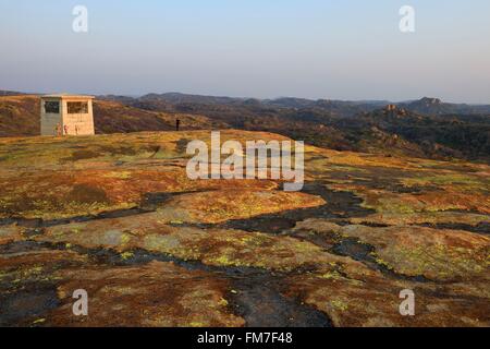 Simbabwe, Matabeleland South Province, matobo oder matopos Hills National Park, ein UNESCO Weltkulturerbe, Felsbrocken auf Malindidzimu Hill (Haus des Geschäfts- oder Firmenwertes Spirituosen) auf dem Gipfel der Welt, wo die Cecil Rhodes begraben wird, le Fluss Shangani Gedenkstätte rend Hommage à Allan Wilson et ses Soldats qui ont été Mtjaan anéanti par le Général et ses 30.000 guerriers Ndebele en Mieter de prendre leur Pays Stockfoto