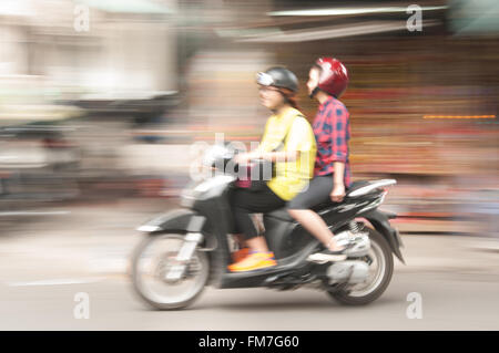Ein Moped Reisen durch Hanoi, Vietnam Stockfoto