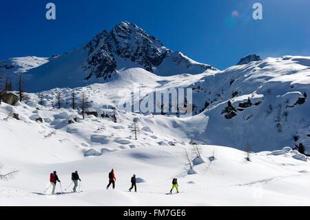 Italien, Piemont, Val Pellice, Gruppe der skitourengeher von Yvan Estienne guide Berg Höhe in Richtung Col Manzol 2567 m im Hintergrund führte die 2791 m Agugliassa Stockfoto