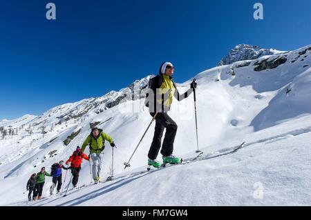 Italien, Piemont, Val Pellice, Gruppe von Backcountry Skifahrer Höhe in Richtung Col 2567 m Manzol Stockfoto