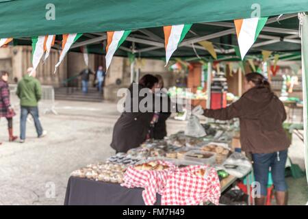 Manchester, Albert Square, 10. März 2016. Louise Higginson, vom Park Farm verkauft eine Auswahl an ihre süße und herzhafte Backwaren unter einem Baldachin geschmückt mit irische Flagge Credit: © Paul MacCrimmon/Alamy Live News Stockfoto