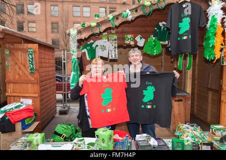 Manchester, Albert Square, 10. März 2016. Thomas und Rita Tuffy halten Ware zur Verfügung bei der Marke Credit: © Paul MacCrimmon/Alamy Live News Stockfoto