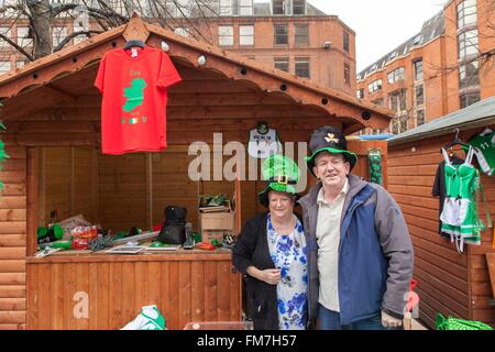 Manchester, Albert Square, 10. März 2016. Thomas und Rita Tuffy don Neuheit Hüte, erhältlich bei der Marke Credit: © Paul MacCrimmon/Alamy Live News Stockfoto