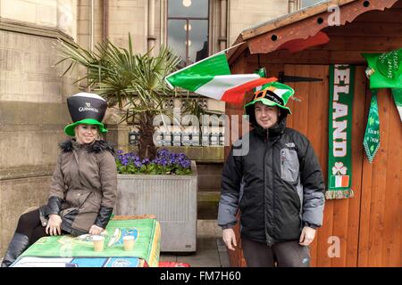 Manchester, Albert Square, 10. März 2016. Michaela Conlan und Derek John kommen in den Geist der Festlichkeiten durch Neuheit Hüte anlegen, wie sie für Shopper und St. Patricks Day Feier Kredit vorzubereiten: © Paul MacCrimmon/Alamy Live News Stockfoto