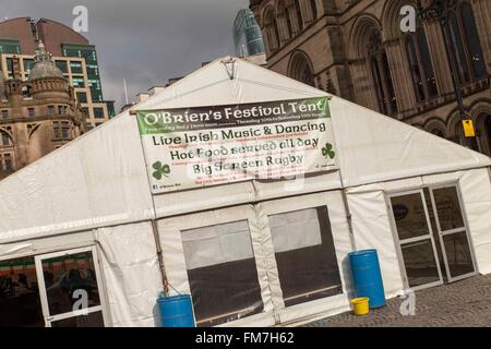 Manchester, Albert Square, 10. März 2016. Ein Innenbereich mit eine voll ausgestattete Bar liegt in der Mitte des Marktes © Paul MacCrimmon Stockfoto