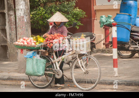 Eine vietnamesische Frau verkaufen Obst und Gemüse von einem Fahrrad, Hanoi, Vietnam Stockfoto