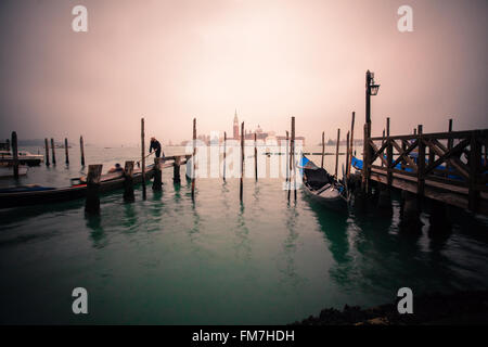 Venedig, Italien. Gondeln vor Anker in der Nähe von Markusplatz entfernt. St. George Island liegt auf Hintergrund. Stockfoto