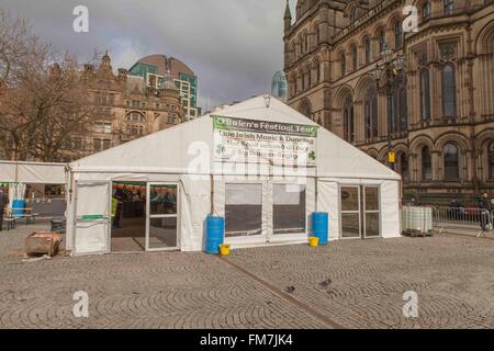 Manchester, Albert Square, 10. März 2016. Ein Innenbereich mit eine voll ausgestattete Bar liegt in der Mitte des Marktes © Paul MacCrimmon Stockfoto