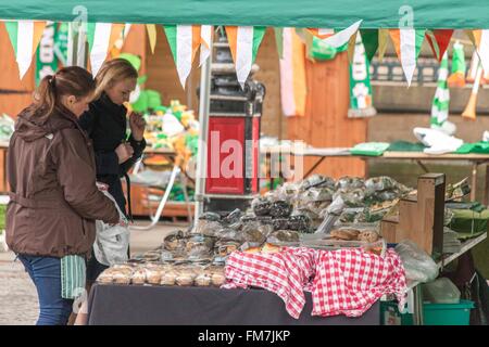 Albert Square, Manchester, UK. 10. März 2016.  Louise Higginson vom Park Farm verkauft eine Auswahl an ihre süße und herzhafte Backwaren © Paul MacCrimmon Stockfoto