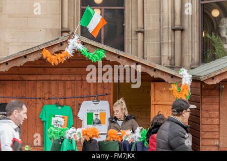 Albert Square, Manchester, UK. 10. März 2016.  Irische Erinnerungsstücken ziert eine Hütte als Zuschauer die Stände Credit durchgehen: Paul MacCrimmon/Alamy Live News Stockfoto