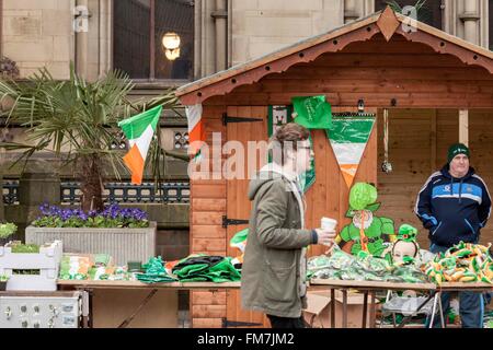 Albert Square, Manchester, UK. 10. März 2016.  Irische Erinnerungsstücken ziert eine Hütte als Zuschauer die Stände Credit durchgehen: Paul MacCrimmon/Alamy Live News Stockfoto