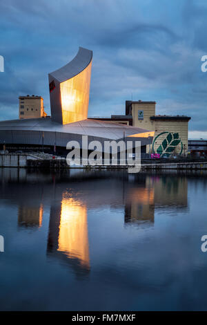 Nationale Kriegsmuseum, Dämmerung, Salford Quays, Manchester, Lancashire, England Stockfoto