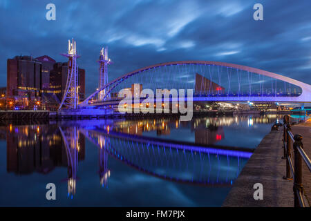 Millenium Fußgängerbrücke, Dämmerung, Salford Quays, Manchester, Lancashire, England Stockfoto