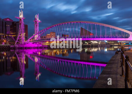 Millenium Fußgängerbrücke, Dämmerung, Salford Quays, Manchester, Lancashire, England Stockfoto