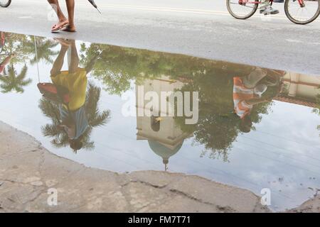 Kuba, Pinar del Rio Province, Vinales, Vinales Tal Weltkulturerbe von der UNESCO zum Spiegelbild einer Straßenszene in einer Pfütze Stockfoto