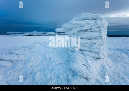 Rime Eis auf dem Gipfel Cairn Lugnaquilla, Wicklow Mountains, County Wicklow, Irland. Stockfoto