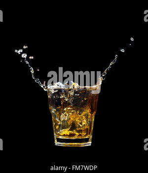 Whisky im Glas auf schwarzem Hintergrund isoliert planschen. Stockfoto