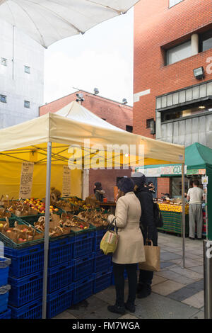 Temple Bar Food Market, Meeting House Square, Dublin, Irland - zwei junge Frauen im Stall zu verkaufen Irish Äpfel Stockfoto