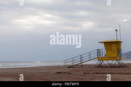 Strand und Rettungsschwimmer-Post, Castelldefels, Katalonien, Spanien. Stockfoto