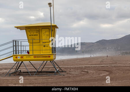 Strand und Rettungsschwimmer-Post, Castelldefels, Katalonien, Spanien. Stockfoto